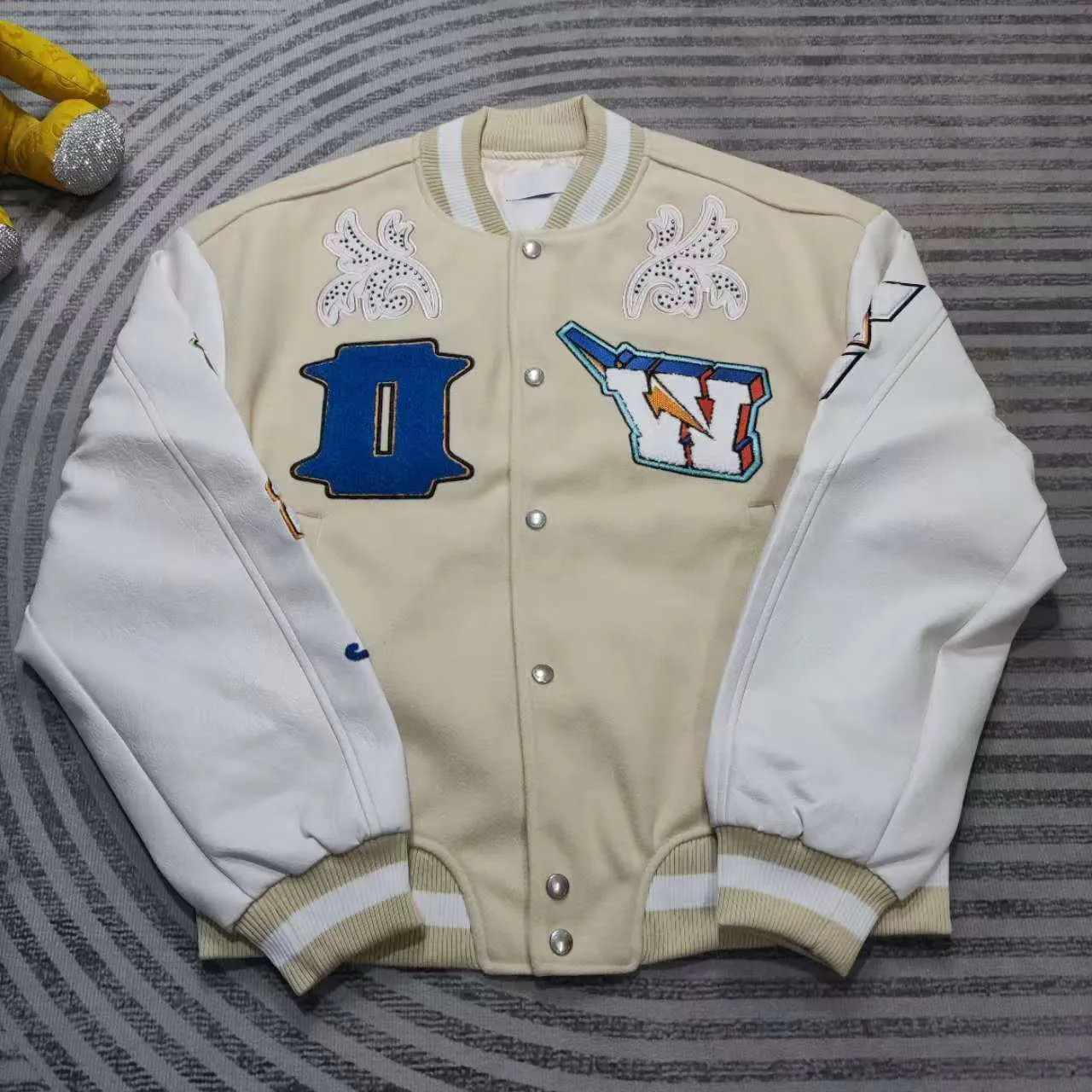 Top tested version off white heavy industry embroidery patchwork leather high temperature hot crystal diamond baseball uniform male and female couple star same style (⚠ original button mold customization, patch embroidery color matching) original packaging original label 🔍 full set of accessories customized packaging elevators are purchased from the original factory all series of hardware mold customization one-to-one restoration of fabric color components The fabric is made of 65% wool, 15% natural silk, 10% spandex and 10% velvet, mixed and custom-woven. The total weight is more than 900 grams! And the most important thing is its color fastness, it will never fade! -The embroidery uses an imported towel embroidery machine. Each pattern is first embroidered on the fabric, and then engraved with an infrared laser, and then fixed with a sewing machine. The whole garment is labeled in many places, one is flat embroidered, and the large pattern on the back is directly embroidered on it. This dress has 4 different embroidery techniques⚠ -The sleeves are all made of two-layer pebbled fabric, which is processed, shaped, colored, washed, and the texture retains the original grain structure! Thick, plump and round! -The processing technology is extremely complex, the pieces are neatly spliced ​​and aligned, and the entire garment has precise wiring density. Gender-neutral style. Loose version. Self-conscious quality control. Details determine success or failure. Size: S M L XL P: 680